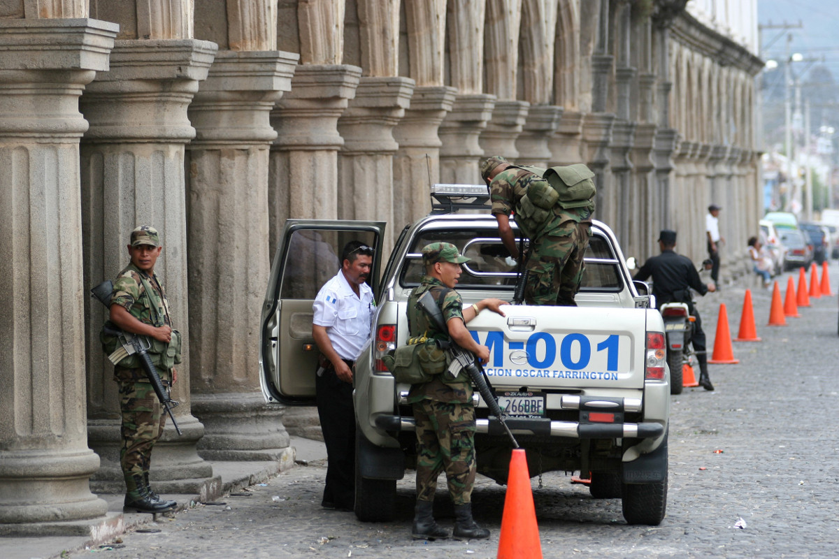 Polizisten sperren in Antigua, Guatemala, die Straße ab. Symbolfoto: Adveniat/André Schmidt