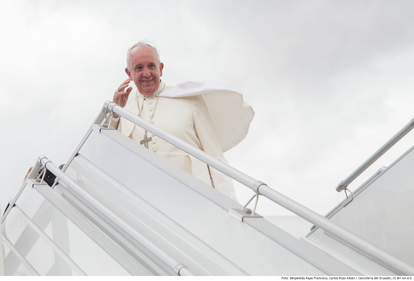 Papst Franziskus verabschiedet sich nach seinem Besuch in Ecuador am 8. Juli 2015 auf dem Flughafen in Quito. Foto (Symbolbild): Despedida Papa Francisco, Carlos Pozo Albán / Cancillería del Ecuador, CC BY-SA 4.0​