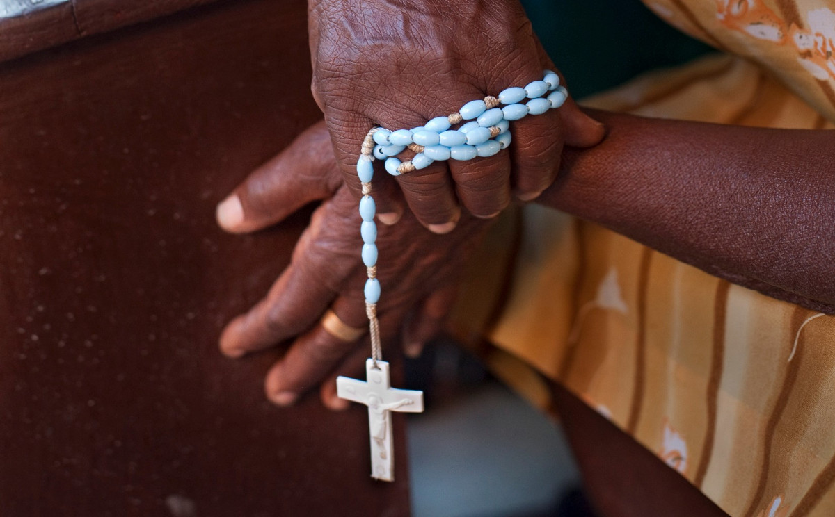 Die Geiselnehmer in Haiti haben zwei Missionare freigelassen. Foto (Symbolbild "Betende Hände"): Adveniat/Jürgen Escher