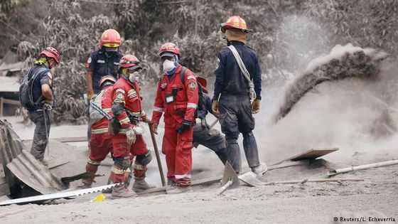 Rettungskräfte bei der Räumung von Vulkanasche in San Miguel Los Lotes (Foto: Reuters/L. Echeverria)