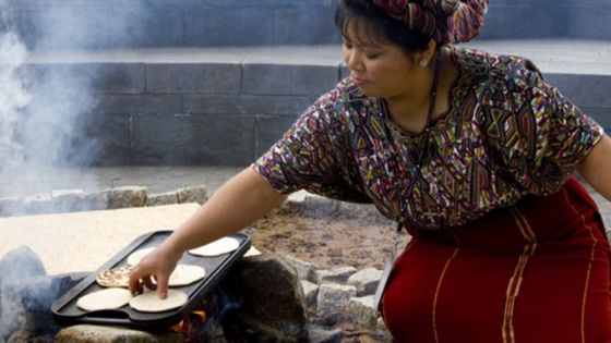 Sheba Velasco führt vor, wie in Guatemala traditionell gekocht wird. Foto: Sheba Velasco