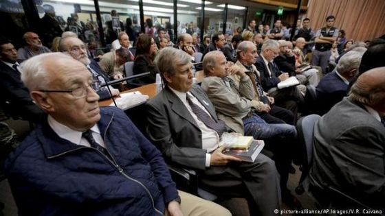 Im größten Prozess der argentinischen Geschichte sind 48 frühere Militärs zu hohen Gefängnisstrafen verurteilt worden. Foto: picture-alliance/AP Images/V.R. Caivano