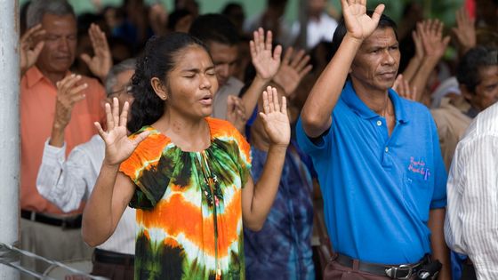 Gläubige in einem Gottesdienst der evangelikalen Freikirche  "Igreja Pentecostal" im Stadtzentrum von Manaus, Brasilien. Foto: Adveniat/Achim Pohl