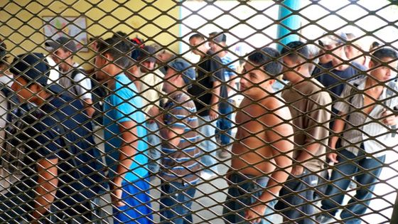 In den USA warten viele illegale Migrantinnen und Migranten in Gefängnissen auf das Ergebnis ihrer Asylverfahren. Foto (Symbolbild): Adveniat/Schmidt