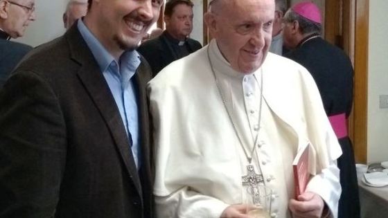 Adveniat-Projektpartner Mauricio López (REPAM) mit Papst Franziskus beim Vorbereitungsgremium. Foto: REPAM