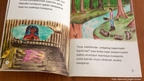 Buch in der indigenen Sprache der Awajún, die im Amazonastiefland von Peru leben. Foto (Symbolbild): Adveniat/Jürgen Escher