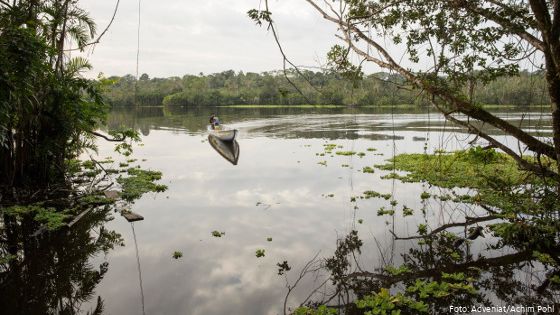 Boot auf einem Amazonasnebenfluss. Foto (Symbolbild): Adveniat/Achim Pohl