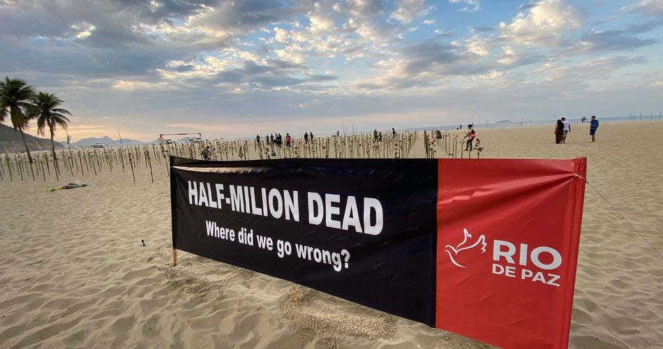 "Eine halbe Million Corona-Tote - Wo haben wir einen Fehler gemacht?" - steht auf dem Transparent an der Copacabana in Rio, Brasilien. Foto: Thomas Milz