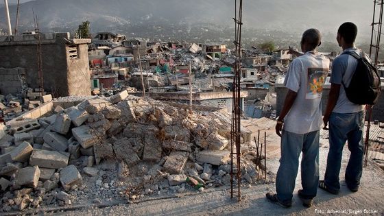 Die Hauptstadt Port-au-Prince nach dem verheerenden Erdbeben 2010. Zahlreiche Hilfsorganisationen kamen anschließend ins Land. Foto: Adveniat/Jürgen Escher