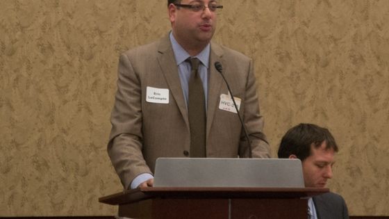 Eric LeCompte, Geschäftsführer von "Jubilee USA Network", bei einer Kongressrede. Foto (Zuschnitt): Jubilee USA Network, CC BY-NC 2.0.