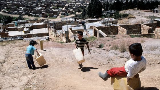 Viele Familien leben in Bogotá ohne Wasseranschluss - hier holen Kinder Wasser. (Foto: Adveniat/Escher)