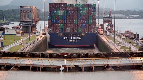 Containerschiff in Panama-Stadt. Foto: Scott Ableman, CC BY-NC-ND 2.0.