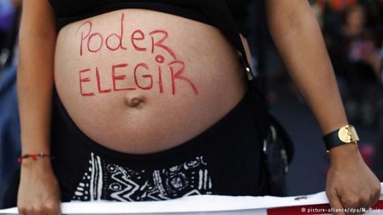 "Poder elegir" - Schwangere in Chile wollen selbst entscheiden. Foto: picture-alliance/dpa/M. Ruiz