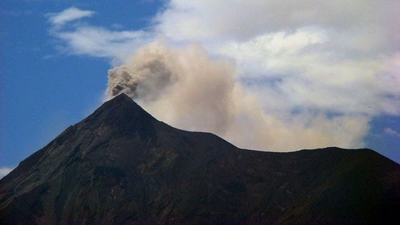 Der Vulkan Fuego in der Nähe der guatemaltekischen Stadt Antigua spuckt Asche. Foto: Axel, CC BY-SA 2.0.