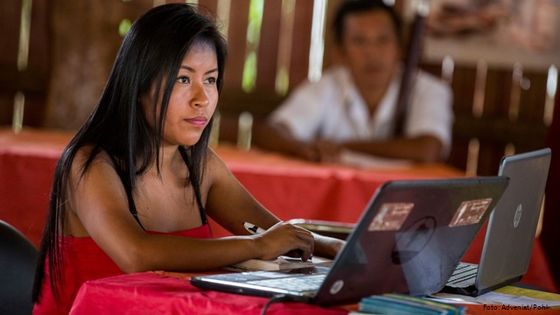 In dem abgelegenen Amazonasdorf Sarayaku in Ecuador nutzt die traditionell lebende indigene Gemeinschaft das Internet, um sich international zu vernetzen. Foto: Adveniat/Pohl