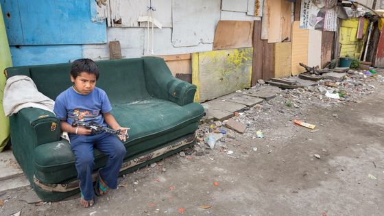 Im Viertel Olivar del Conde in Mexiko leben die Armen an den Bahnschienen in Hütten aus Wellblech und Pappe. Foto: Adveniat/Escher