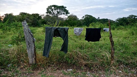 Vor der Migrantenherberge in Tenosique, Mexiko, trocknet Wäsche im Wind. Foto. Adveniat/Schmidt