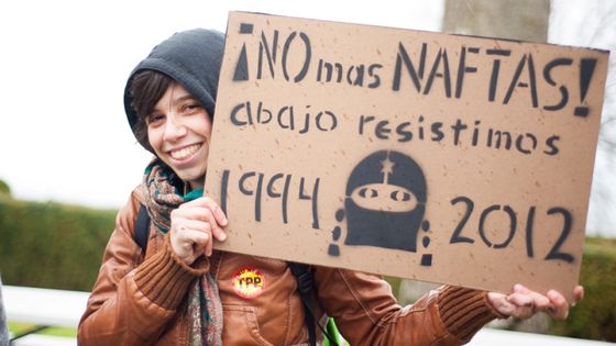 Eine Frau bei einer Demonstration gegen das NAFTA-Abkommen im Peace Arch Park in den USA 2012. Foto: Caelie Frampton. CC BY-NC-SA 2.0