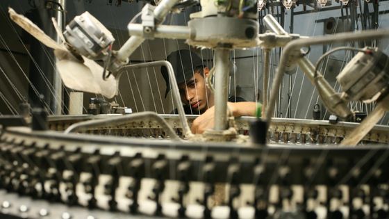 Ein Jugendlicher arbeitet in einer Textilfabrik. (Symbolfoto) Foto: Adveniat/Henning