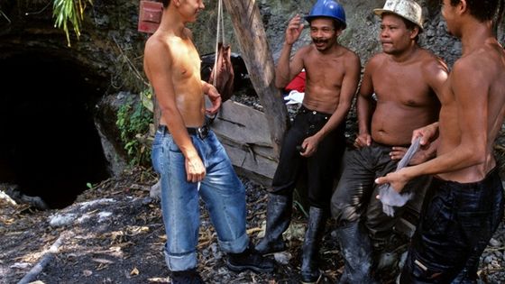 Minenarbeiter in Kolumbien machen eine kurze Pause, bevor es wieder unter Tage geht. Foto: Adveniat/Escher