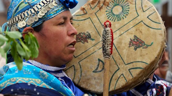 Eine Machi bei einem Mapuche-Ritual. (Symbolfoto: Adveniat/Pohl)