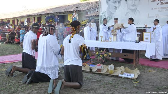 Die Indige in Mato Grosso verehren heute noch Padre Rodolfo und den Bororó-Anführer Simão. Hier bei einem Fest anlässlich des 40. Todestages der beiden. Foto: Fládima Christofari.