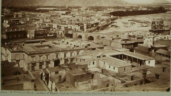 Panorama von Lima 1874 mit dem Fluss Rimac und dem Stadtteil San Lazaro sowie dem Berg San Cristóbal im Hintergrund. Foto: © Reiss-Engelhorn-Museen
