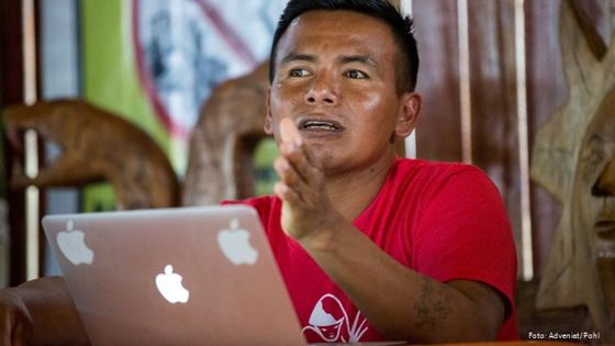 Die Dorfgemeinschaft von Sarayaku im ecuadorianischen Amazonasgebiet betreibt einen eigenen Blog und ist auf Twitter und Facebook aktiv. Foto: Adveniat/Pohl
