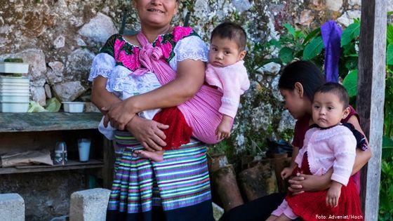 Eine Familie vom Volk der Tseltal in Mexiko. Foto: Adveniat/Hoch