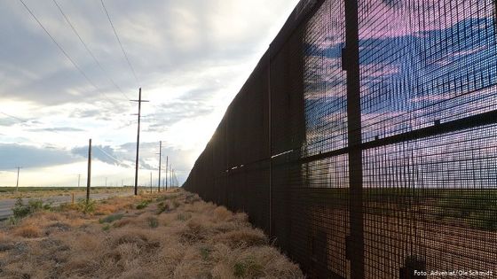Der Grenzzaun in Ciudad Juárez gibt einen Blick in die USA nach El Paso frei. Foto: Adveniat/Ole Schmidt