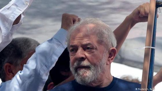 Seine Festnahme sieht Lula als Verschwörung gegen seine neue Präsidentschaftskandidatur an. Aufgeben will er nicht. Foto: Reuters/L. Benassatto 