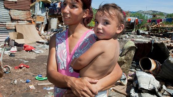 Mutter mit Kind in einem Armenviertel von Montevideo, Uruguay. Foto: Adveniat/Pohl. 