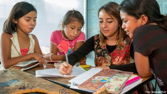 Schüler in Guatemala bei den Hausaufgaben. Foto: Adveniat/Pohl.