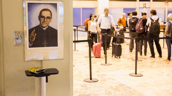 Bildnis von Oscar Romero im Ankunftsbereich des Flughafens von San Salvador. Foto: Adveniat/Pohl