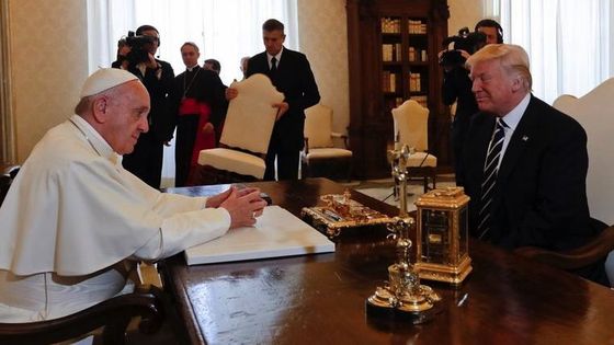 Papst Franziskus (r.) im Gespräch mit US-Präsident Trump (r.). Foto: Reuters/A. Tarantino