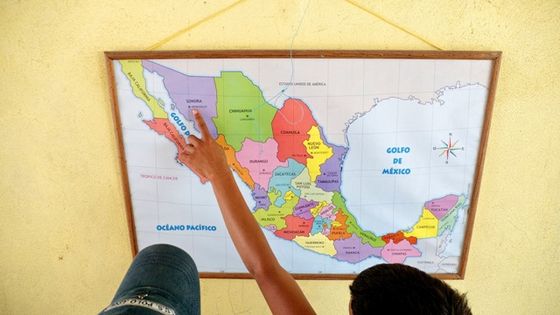 Zwei minderjährige Migranten ein einer Herberge in Mexiko planen ihre Weiterreise und den Grenzübetritt in die USA. Foto: Adveniat/Schmidt.