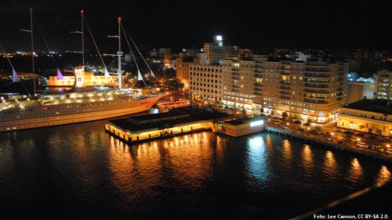 Der beleuchtete Hafen San Juan, Puerto Rico. Foto: Lee Cannon, CC BY-SA 2.0.
