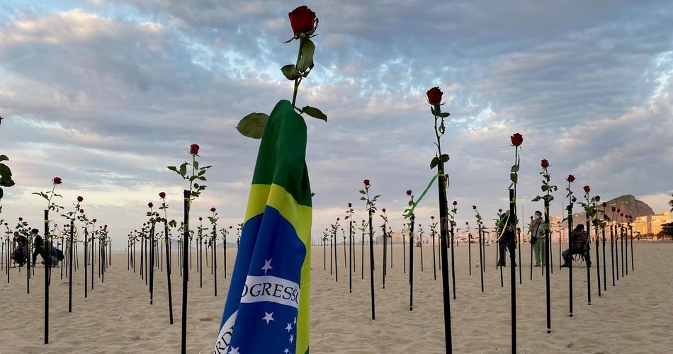 500 rote Rosen am Copacabana-Strand in Rio de Janeiro, Brasilien, erinnern an 500.000 Corona-Tote in ganz Brasilien. Foto: Thomas Milz