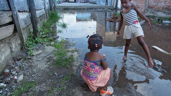 Auch in der weiter südlich gelegenen Pazifikstadt Tumaco leben viele vertriebene Familien unter prekären Bedingungen am Stadtrand. Foto: Adveniat/Escher