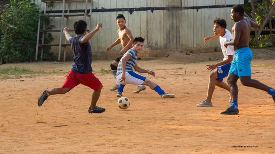 Weltsportart Fußball: Jugendliche kicken auf einem Platz in Ecuador. Foto: Adveniat/Achim Pohl