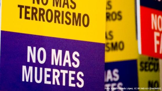 Demonstranten fordern ein friedliches Kolumbien und "keinen weiteren Terrorismus" und "keine weiteren Toten". Symbolfoto: Camilo Rueda López, CC BY-ND 4.0 (Zuschnitt).