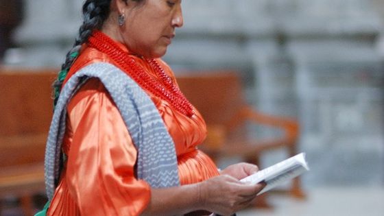 Die Indigena Magdalena García Durán beim Gebet in der Kathedrale der Hauptstadt Mexikos. Foto: Adveniat/ Hecker