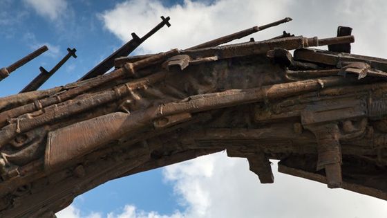 Friedensdenkmal "Schwerter zu Pflugscharen" in der Hauptstadt Bogotá. Foto: Adveniat/Escher