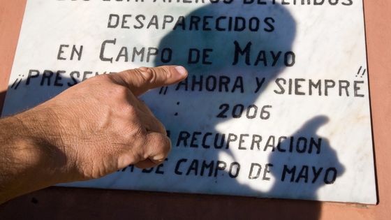 Während der Diktatur beherbergte der Militärstützpunkt "Campo de Mayo", nahe Buenos Aires, eines der geheimen Folterzentren. Eine Gedenktafel erinnert an die Opfer. Foto: Adveniat/Jürgen Escher