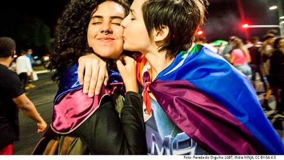Auch in Brasiliens Hauptstadt Brasilia haben am 25. Juni dieses Jahres mehr als 60.000 Menschen an der Gay-Pride-Parade teilgenommen. Foto: <a external="1" title="Opens external link in new window" target="_blank" href="https://www.flickr.com/photos/midianinja/34720055084/in/photolist-UU6mKo-UWWHpi-d7er57-VVziu3-d7Mmpd-Ujjsnj-UGGUZc-QD5eKL-TELMMF-Vyw5te-RRY63y-UGGS3R-QD55Ry-RkXMzG-UGpv6K-VqvKq1-Vyw5fi-QD5sKd-oVdAiq-UjjjSQ-Ujjhu3-dYJc9w-WKbD95-Xi7NyG-d7er9Y-bpkgZD-UU7aRh-VVzGnY-bodfPZ-WdtboN-d7Mmub-bpkiF6-Wdt3DE-d7eqNU-WNRjGt-bpkijz-VzhkSK-bodzpT-WKciPw-WduUJN-d7eqZd-bpkhXa-bpkhFV-pk5nZG-d6ekGm-QFDLxZ-WdtSAw-p5C1rE-d6efmY-UwESqa">Parada do Orgulho LGBT</a>, <a external="1" title="Opens external link in new window" target="_blank" href="https://www.flickr.com/photos/midianinja/">Mídia NINJA</a>, <a external="1" title="Opens external link in new window" target="_blank" href="https://creativecommons.org/licenses/by-sa/4.0/">CC BY-SA 4.0</a>