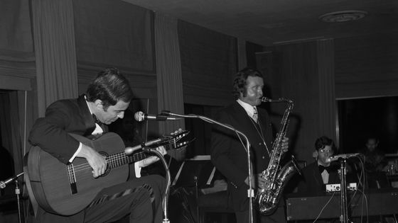 Joao Gilberto spielt seine Gitarre und Stan Getz am Saxophon im Rainbow Grill in Rockefeller Center aus dem Jahr 1972. (Foto: Tullio Saba/Flickr)