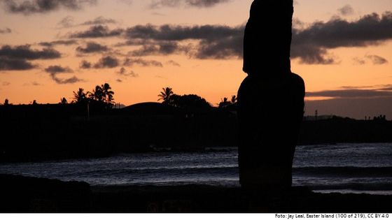 Die Moai-Statuen stellen für das indigene Volk der Rapa Nui die Verbindung zwischen Diesseits und Jenseits dar. Foto: <a external="1" title="Opens external link in new window" target="_blank" href="https://www.flickr.com/photos/jayleal/">Jay Leal</a>, <a external="1" title="Opens external link in new window" target="_blank" href="https://www.flickr.com/photos/jayleal/5589838680/in/photolist-9vXohY-4UXBBg-4aezQw-DrK74-4aawPZ-8HJG49-68dJdB-7GnGVH-4f8GEV-dUzvLP-ZsGSN-psgsz3-4aavyK-7HmhoP-pPz8dv-syid1-huJVsV-DrJCq-7LbTo2-4V2KdQ-syhXz-TtUMXs-pGxQQA-4aaw6F-9vXMkq-bYeuzs-T3bwiu-ZsGTN-huJpNp-b9Vgce-huJmSq-68hVKN-djutS1-pGzAEY-4aeAgY-pGzkD5-at8wjy-pseYaQ-4V2ELj-68hULw-68dGKr-ddqtDX-ddqtvD-9f7umw-pxcyRY-4UXvkP-GnFs7d-68dGYP-fz4Ns-huGNM7">Easter Island (100 of 219)</a>, <a external="1" title="Opens external link in new window" target="_blank" href="https://creativecommons.org/licenses/by/4.0/deed.de">CC BY 4.0</a>