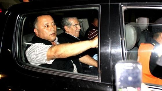 Der frühere Diktator Efrain Ríos Montt (Mitte) begleitet vom Personenschützer während des Prozesses 2013. Er wurde zu 80 Jahren Haft verurteilt. Foto: jacobo mogollon/ CC BY-SA 2.0