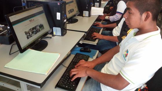 Ein Schüler arbeitet mit der pädagogischen Plattform IntraBach. Foto: Luis Ramón 