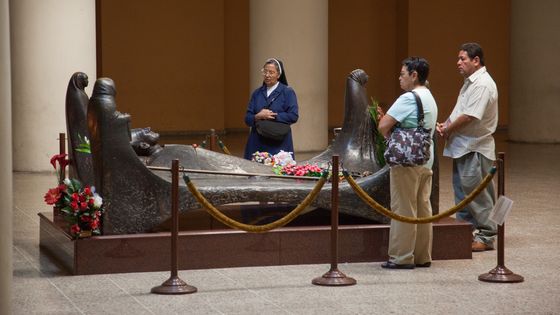 Trauernde am Grab Oscar Romeros in der Krypta der Kathedrale von San Salvador. Foto: Adveniat/Steffen